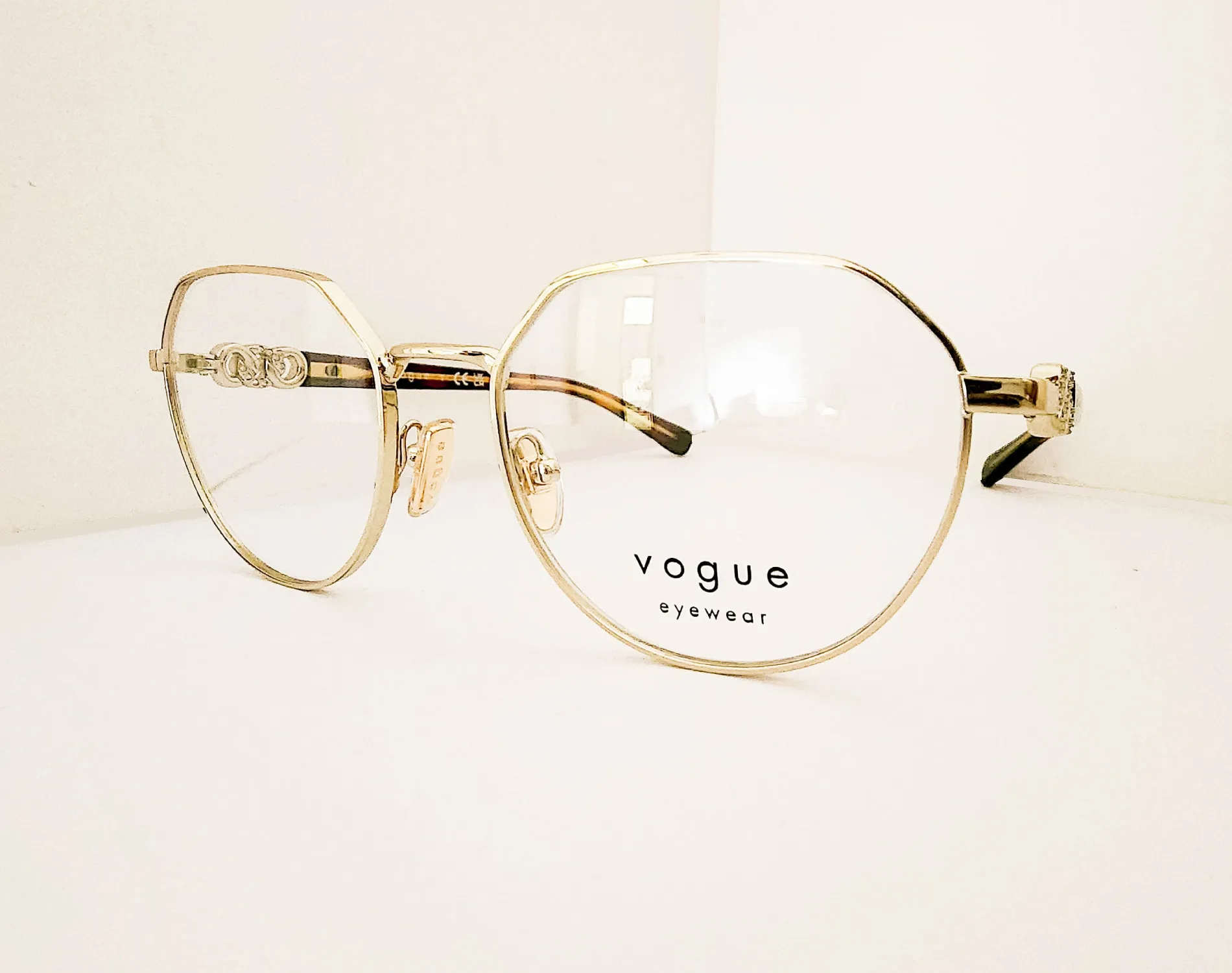 Alternative view of VOGUE