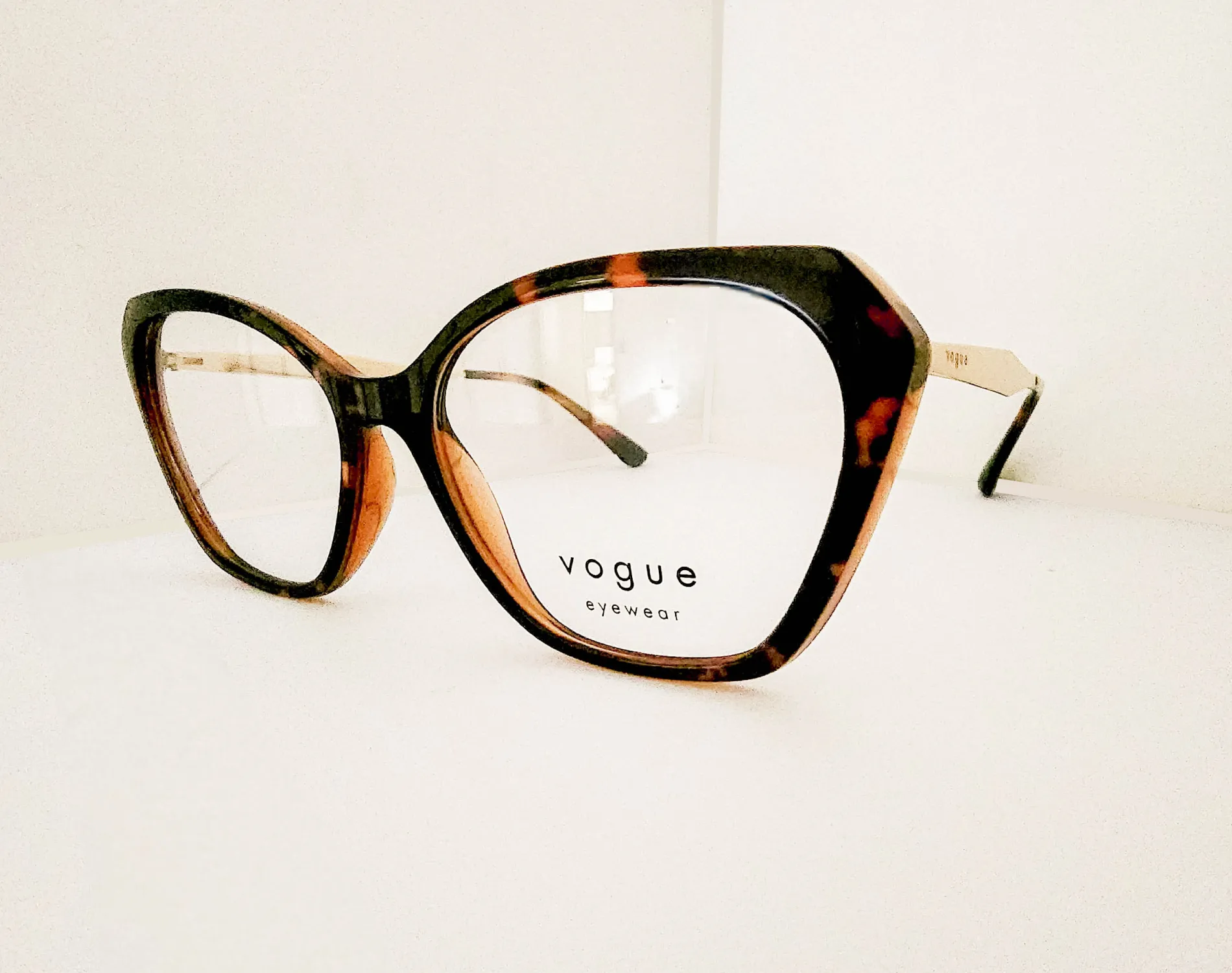 Alternative view of VOGUE