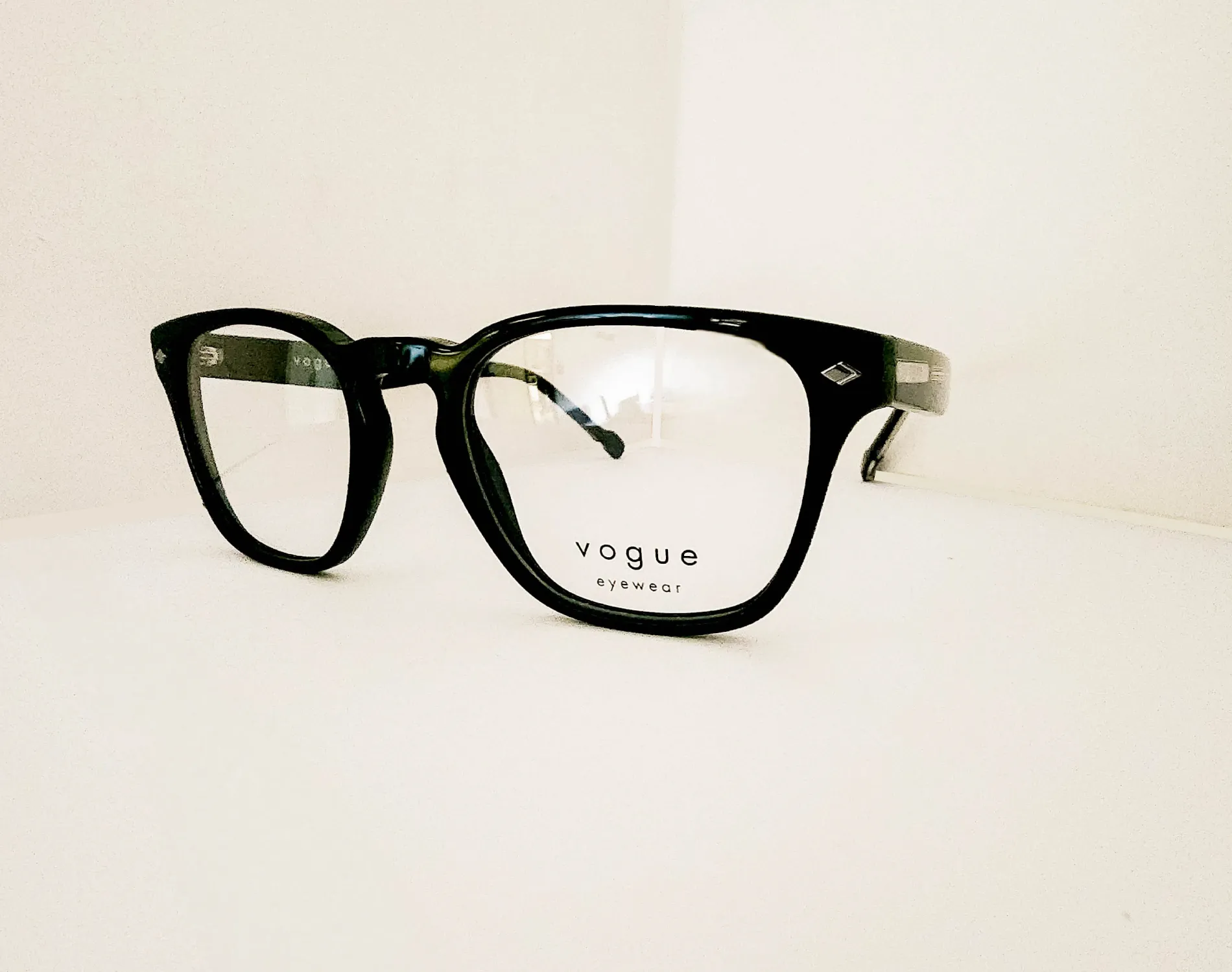 Alternative view of VOGUE